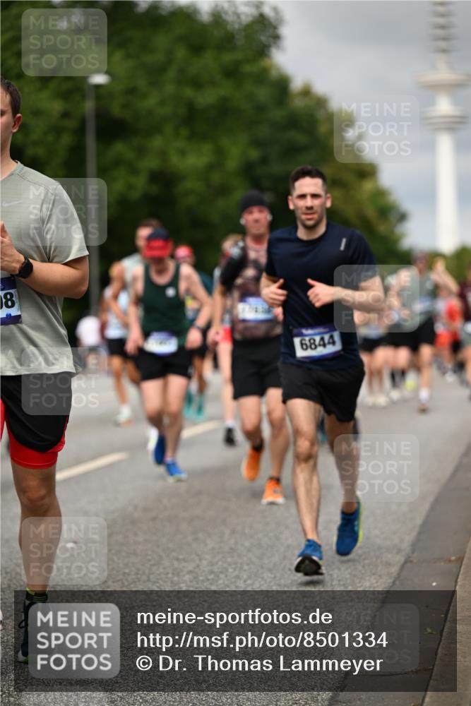 29.06.2025 - hella hamburg halbmarathon Dr. Thomas Lammeyer http://msf.ph/oto/8501334 29.06.2025 10:25:01 Kennedybrücke 1011, 2053, 2101, 2325, 2834, 2923, 2986, 3161, 3247, 3781, 3813, 3842, 4082, 4154, 4166, 4288, 4754, 4869, 5181, 5625, 5811, 5812, 6275, 6308, 6608, 6844, 6951, 7608, 8113, 8146, 8724, 8940, 9005, 9011, 9236, 9501, 9981, 10039, 10350, 10585, 10602, 11100, 11145 meine-sportfotos.de