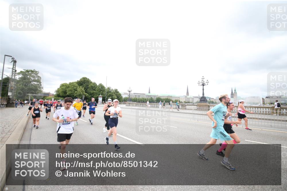 29.06.2025 - hella hamburg halbmarathon Jannik Wohlers http://msf.ph/oto/8501342 29.06.2025 10:57:55 Lombardsbrücke 1001, 1845, 2043, 2169, 2273, 2275, 3540, 3868, 4117, 5104, 5159, 5655, 5782, 5988, 6825, 7262, 7617, 7664, 7783, 8076, 8439, 8440, 8441, 8442, 8888, 9123, 9239, 9636, 10058, 10462, 10473, 10498, 10937, 11037, 11708, 12023, 12024, 12310, 12433, 13218, 13226, 13355, 13356, 13469, 14533, 14584, 14634, 15916, 15926, 16048, 16329, 16408, 16561, 16878, 17227, 17228, 17881, 18822 meine-sportfotos.de