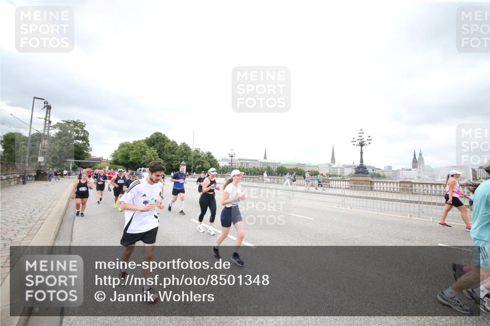 29.06.2025 - hella hamburg halbmarathon Jannik Wohlers http://msf.ph/oto/8501348 29.06.2025 10:57:55 Lombardsbrücke 1001, 1845, 2043, 2169, 2273, 2275, 3540, 3868, 4117, 5104, 5159, 5655, 5782, 5988, 6825, 7262, 7617, 7664, 7783, 8076, 8439, 8440, 8441, 8442, 8888, 9123, 9239, 9636, 10058, 10462, 10473, 10498, 10937, 11037, 11708, 12023, 12024, 12310, 12433, 13218, 13226, 13355, 13356, 13469, 14533, 14584, 14634, 15916, 15926, 16048, 16329, 16408, 16561, 16878, 17227, 17228, 17881, 18822 meine-sportfotos.de