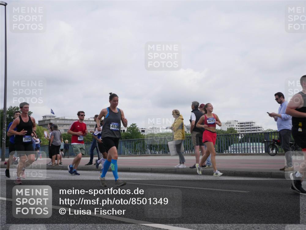 29.06.2025 - hella hamburg halbmarathon Luisa Fischer http://msf.ph/oto/8501349 29.06.2025 10:08:04 Kennedybrücke 2852, 7017, 4538, 4293, 1126, 1347, 1559, 2424, 2540, 2852, 4293, 4538, 6907, 6908, 7017, 10834 meine-sportfotos.de