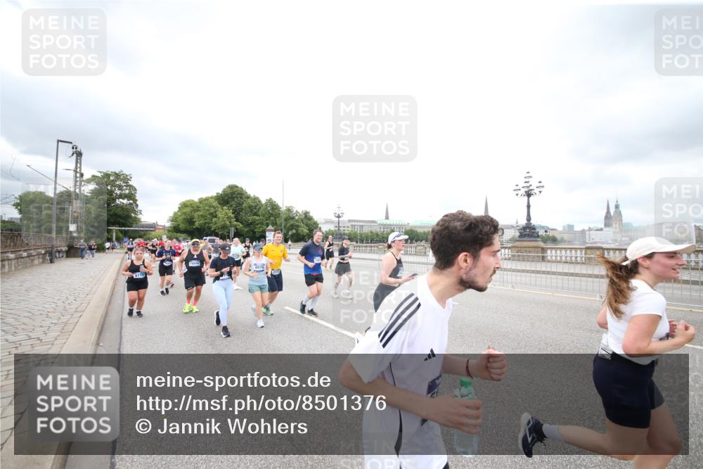 29.06.2025 - hella hamburg halbmarathon Jannik Wohlers http://msf.ph/oto/8501376 29.06.2025 10:57:56 Lombardsbrücke 1001, 1845, 2043, 2169, 2273, 2275, 3540, 3868, 4117, 5104, 5159, 5655, 5782, 5988, 6825, 7262, 7617, 7664, 7783, 8076, 8439, 8440, 8441, 8442, 8888, 9123, 9239, 9636, 10058, 10462, 10473, 10498, 10937, 11708, 12023, 12024, 12310, 12433, 12968, 13218, 13226, 13355, 13356, 13469, 14533, 14584, 14634, 14935, 15916, 15926, 16048, 16329, 16408, 16561, 16878, 17227, 17228, 17881, 18822, 19183 meine-sportfotos.de