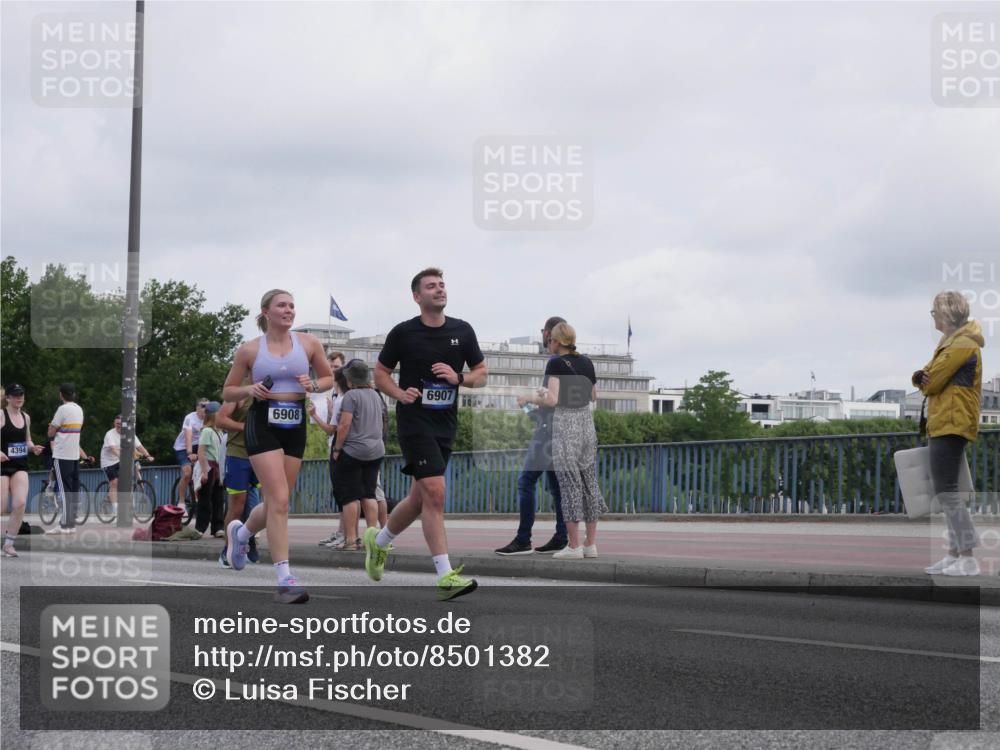 29.06.2025 - hella hamburg halbmarathon Luisa Fischer http://msf.ph/oto/8501382 29.06.2025 10:08:11 Kennedybrücke 4394, 6908, 6907, 1347, 3071, 4394, 6907, 6908, 7826 meine-sportfotos.de