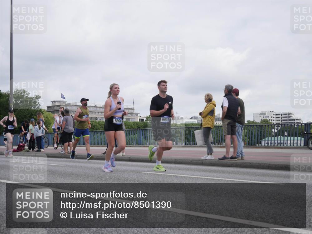 29.06.2025 - hella hamburg halbmarathon Luisa Fischer http://msf.ph/oto/8501390 29.06.2025 10:08:12 Kennedybrücke 4394, 6908, 6907, 1213, 3071, 4394, 6907, 6908, 7826 meine-sportfotos.de