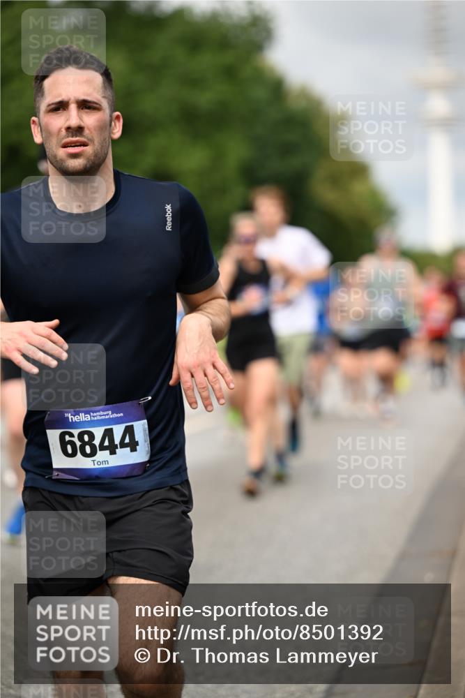 29.06.2025 - hella hamburg halbmarathon Dr. Thomas Lammeyer http://msf.ph/oto/8501392 29.06.2025 10:25:03 Kennedybrücke 1011, 1266, 2053, 2101, 2325, 2383, 2834, 2923, 2986, 3161, 3247, 3781, 3813, 3842, 4082, 4154, 4166, 4288, 4350, 4754, 4869, 5181, 5625, 5811, 5812, 6275, 6308, 6608, 6844, 6951, 7608, 8113, 8146, 8724, 8940, 9005, 9011, 9236, 9501, 9981, 10039, 10350, 10585, 10602, 11145 meine-sportfotos.de