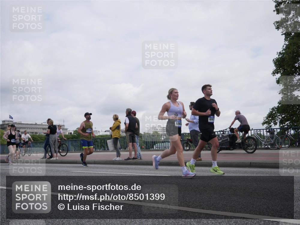 29.06.2025 - hella hamburg halbmarathon Luisa Fischer http://msf.ph/oto/8501399 29.06.2025 10:08:13 Kennedybrücke 690, 11595, 6907, 1213, 3071, 4394, 5869, 6907, 6908, 7826 meine-sportfotos.de