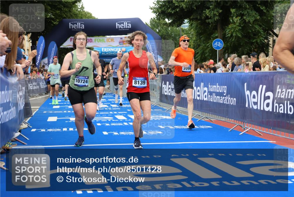29.06.2025 - hella hamburg halbmarathon Strokosch-Dieckow http://msf.ph/oto/8501428 29.06.2025 10:52:54 Ziel 1257, 1258, 1657, 2099, 2444, 2814, 2910, 3334, 4557, 4558, 4770, 5077, 5907, 7509, 8139, 8720, 8955, 9065, 9093, 9163, 10724, 10811, 11217, 11992, 12155, 12367, 12519, 12910, 14198, 14286, 14791, 15430, 18590, 18720 meine-sportfotos.de