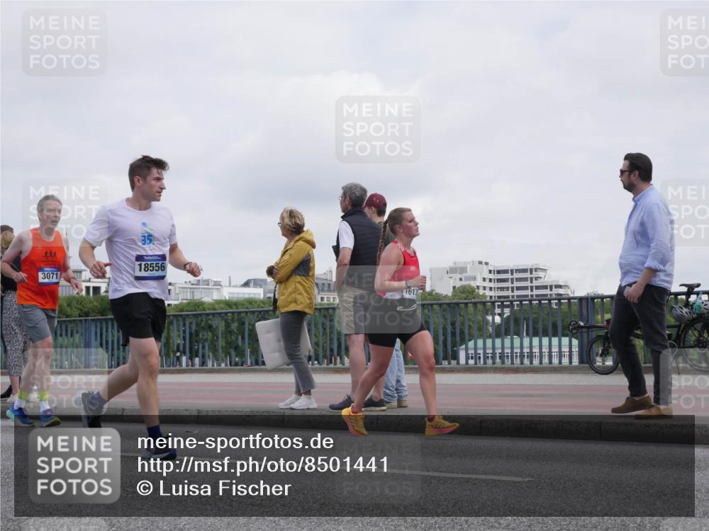 29.06.2025 - hella hamburg halbmarathon Luisa Fischer http://msf.ph/oto/8501441 29.06.2025 10:08:18 Kennedybrücke 3071, 35, 18556, 1613, 1213, 3071, 3578, 4394, 5869, 7826, 8316 meine-sportfotos.de