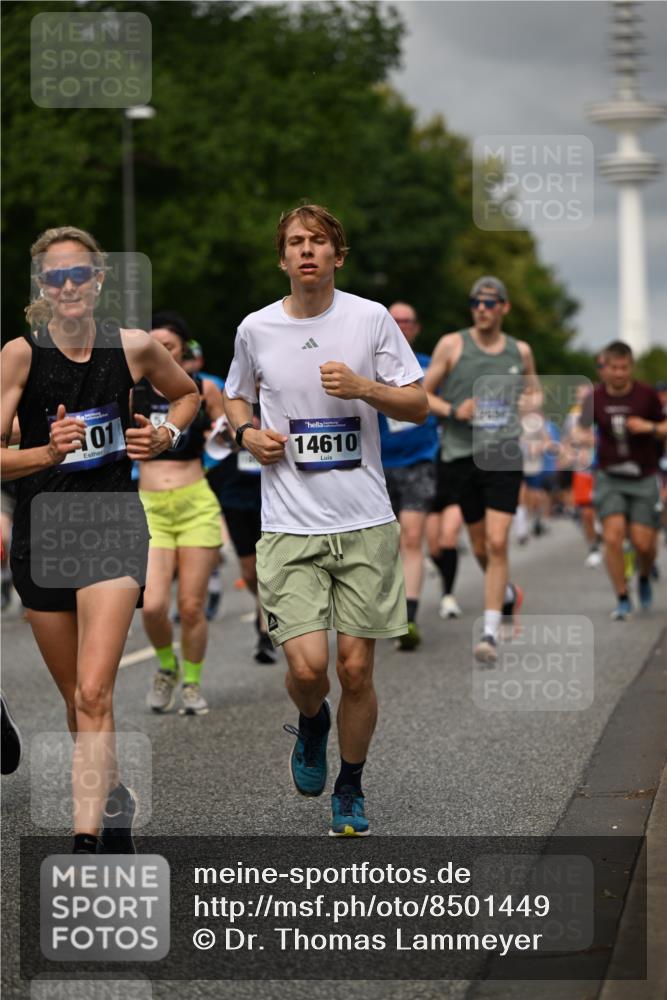 29.06.2025 - hella hamburg halbmarathon Dr. Thomas Lammeyer http://msf.ph/oto/8501449 29.06.2025 10:25:05 Kennedybrücke 1011, 1266, 2101, 2325, 2383, 2923, 2986, 3161, 3247, 3434, 3781, 3813, 4082, 4154, 4166, 4288, 4350, 4754, 4869, 5181, 5625, 5811, 5812, 6275, 6308, 6608, 6844, 6951, 7608, 8113, 8146, 8724, 8940, 9005, 9011, 9236, 9501, 9981, 10350, 10585, 10602, 11145 meine-sportfotos.de