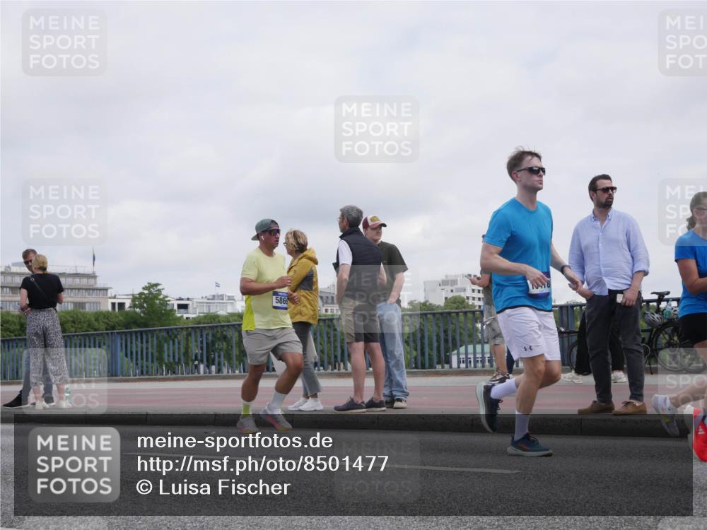 29.06.2025 - hella hamburg halbmarathon Luisa Fischer http://msf.ph/oto/8501477 29.06.2025 10:08:22 Kennedybrücke 5869, 1213, 1863, 2298, 3071, 3578, 5869, 6059, 7826, 8316, 8999, 9007, 9165, 9680, 10694 meine-sportfotos.de