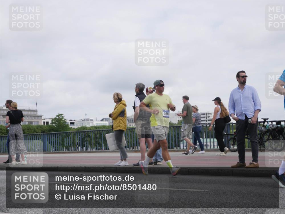 29.06.2025 - hella hamburg halbmarathon Luisa Fischer http://msf.ph/oto/8501480 29.06.2025 10:08:22 Kennedybrücke 586, 1213, 1863, 2298, 3071, 3578, 5869, 6059, 7826, 8316, 8999, 9007, 9165, 9680, 10694 meine-sportfotos.de