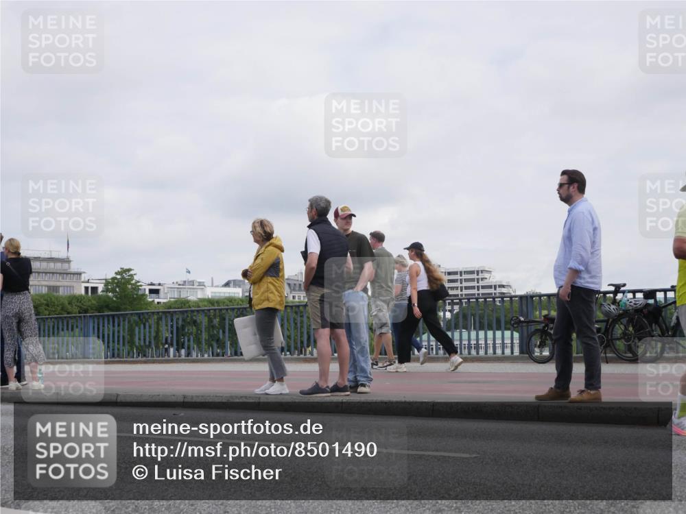 29.06.2025 - hella hamburg halbmarathon Luisa Fischer http://msf.ph/oto/8501490 29.06.2025 10:08:23 Kennedybrücke 1213, 1863, 2298, 3578, 5869, 6059, 7826, 8316, 8999, 9007, 9019, 9165, 9680, 10694 meine-sportfotos.de