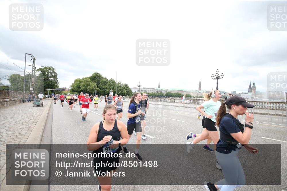29.06.2025 - hella hamburg halbmarathon Jannik Wohlers http://msf.ph/oto/8501498 29.06.2025 10:57:59 Lombardsbrücke 1001, 1845, 2043, 3540, 3868, 4117, 5104, 5159, 5655, 5782, 5988, 6825, 7262, 7617, 7664, 7870, 8076, 9123, 9239, 9636, 10462, 10473, 10498, 10937, 11708, 12023, 12024, 12310, 12433, 12968, 13218, 13226, 13355, 13356, 13469, 13547, 14584, 14935, 15926, 16048, 16329, 16408, 16561, 16878, 17227, 17228, 18822, 19183 meine-sportfotos.de