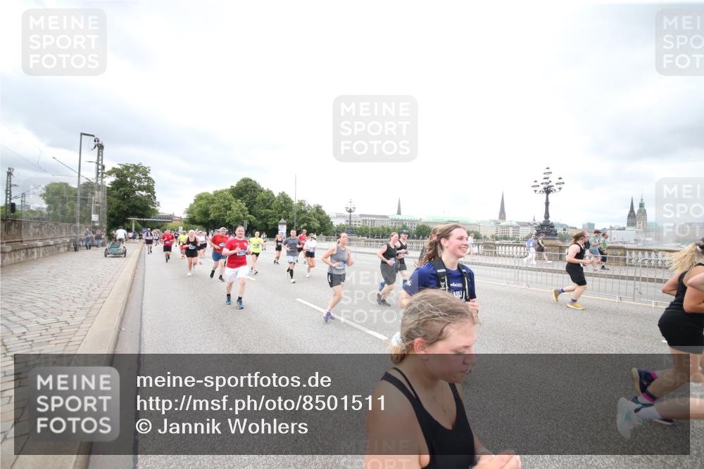 29.06.2025 - hella hamburg halbmarathon Jannik Wohlers http://msf.ph/oto/8501511 29.06.2025 10:58:00 Lombardsbrücke 1001, 1646, 1845, 2043, 3540, 3868, 4117, 5104, 5159, 5655, 5732, 5782, 5988, 6825, 7262, 7617, 7664, 7870, 8076, 8701, 9123, 9225, 9239, 9636, 10462, 10473, 10498, 10937, 11708, 12023, 12024, 12310, 12433, 12968, 13226, 13355, 13356, 13469, 13547, 14584, 14935, 15926, 16048, 16408, 16561, 16878, 17227, 17228, 18822, 19183 meine-sportfotos.de