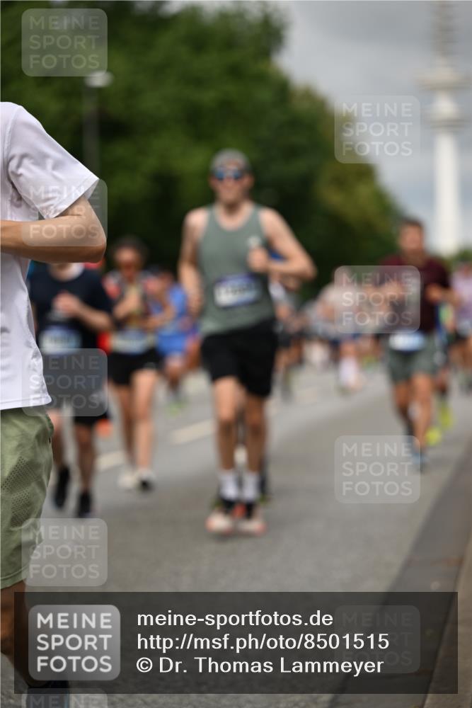 29.06.2025 - hella hamburg halbmarathon Dr. Thomas Lammeyer http://msf.ph/oto/8501515 29.06.2025 10:25:07 Kennedybrücke 1011, 1266, 2101, 2325, 2383, 2923, 2986, 3161, 3247, 3434, 3781, 3813, 4082, 4154, 4166, 4288, 4350, 4754, 5041, 5181, 5625, 5811, 5812, 6275, 6308, 6608, 6844, 6951, 7608, 8113, 8146, 8724, 8940, 9005, 9011, 9236, 9501, 9981, 10350, 10585, 10602, 11145 meine-sportfotos.de