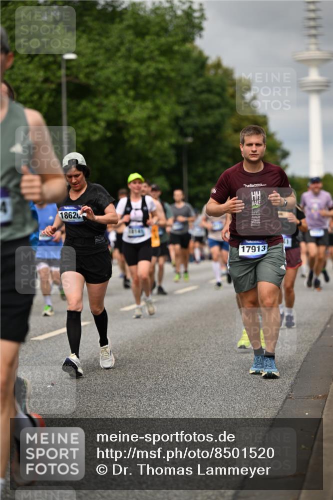 29.06.2025 - hella hamburg halbmarathon Dr. Thomas Lammeyer http://msf.ph/oto/8501520 29.06.2025 10:25:09 Kennedybrücke 1266, 1658, 2101, 2325, 2383, 2923, 2986, 3161, 3247, 3434, 3781, 3813, 4082, 4154, 4350, 5041, 5181, 5625, 5767, 5811, 5812, 6275, 6308, 6608, 6844, 7018, 7608, 8113, 8146, 8724, 8726, 8844, 8940, 9005, 9011, 9100, 9236, 9501, 9981, 10350, 10585, 10602, 11145 meine-sportfotos.de