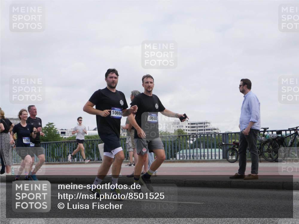 29.06.2025 - hella hamburg halbmarathon Luisa Fischer http://msf.ph/oto/8501525 29.06.2025 10:08:30 Kennedybrücke 1863, 10694, 9680, 1863, 2298, 3578, 4014, 4220, 5073, 6059, 8316, 8999, 9007, 9019, 9075, 9165, 9361, 9559, 9680, 10694 meine-sportfotos.de