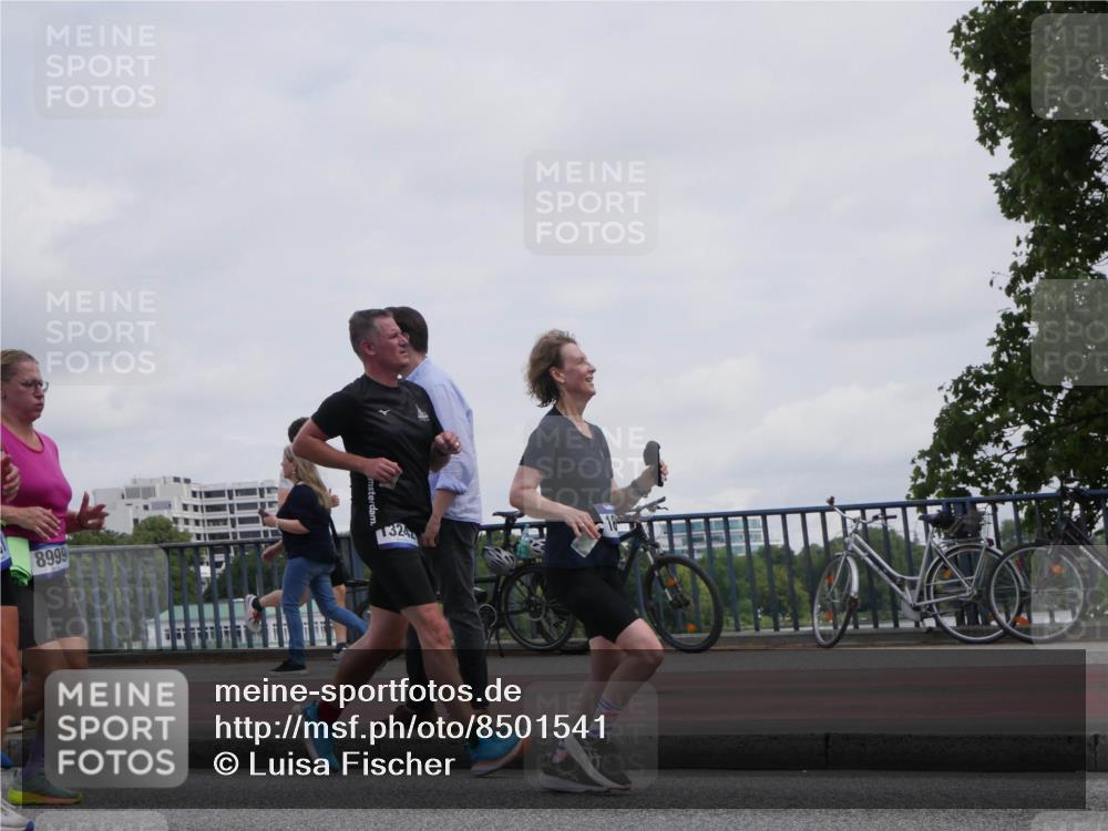 29.06.2025 - hella hamburg halbmarathon Luisa Fischer http://msf.ph/oto/8501541 29.06.2025 10:08:32 Kennedybrücke 8999, 324, 1863, 2298, 4014, 4220, 4782, 5073, 6059, 8727, 8999, 9007, 9019, 9075, 9165, 9361, 9559, 9680, 10694 meine-sportfotos.de
