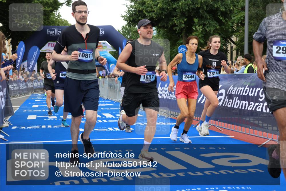 29.06.2025 - hella hamburg halbmarathon Strokosch-Dieckow http://msf.ph/oto/8501542 29.06.2025 10:52:51 Ziel 1257, 1258, 1657, 2099, 2444, 2814, 2910, 4557, 4558, 4770, 5077, 5169, 5194, 5907, 8139, 8172, 8720, 8955, 9065, 9163, 10724, 10811, 11217, 11992, 12519, 14198, 14286, 14791, 14805, 15430, 17198, 18331, 18720, 19244 meine-sportfotos.de