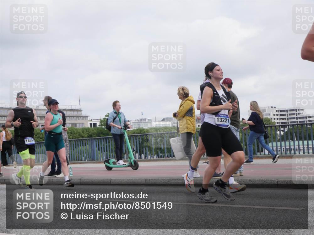 29.06.2025 - hella hamburg halbmarathon Luisa Fischer http://msf.ph/oto/8501549 29.06.2025 10:08:33 Kennedybrücke 18617, 13221, 1863, 2298, 4014, 4220, 4782, 5073, 6059, 8727, 8999, 9007, 9019, 9075, 9361, 9559, 9680, 10694 meine-sportfotos.de