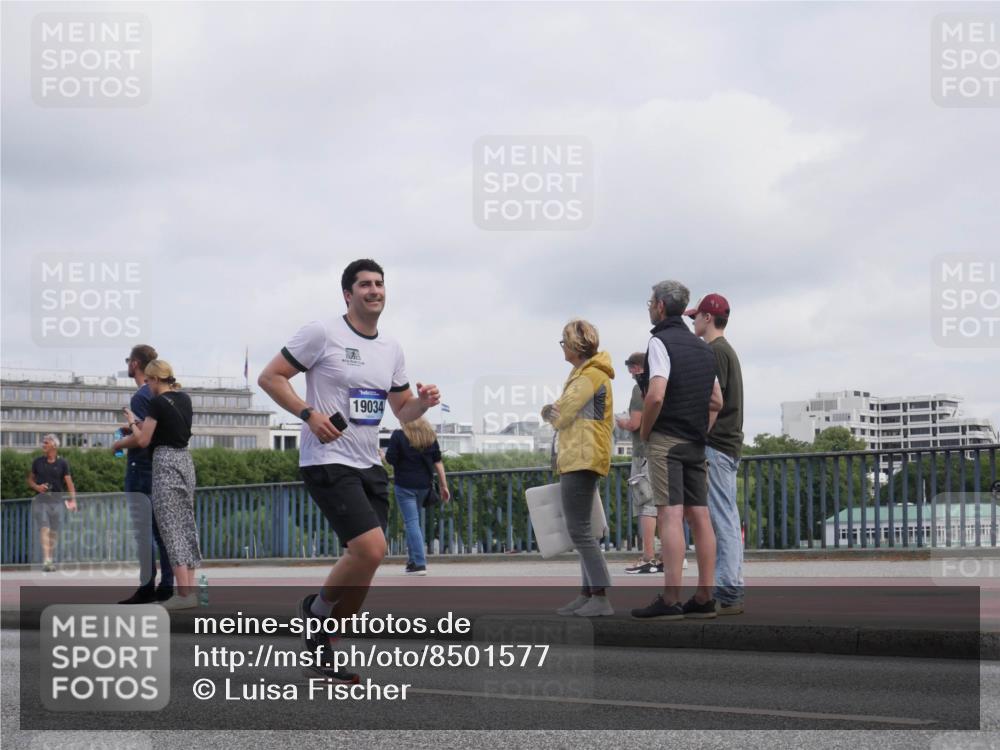 29.06.2025 - hella hamburg halbmarathon Luisa Fischer http://msf.ph/oto/8501577 29.06.2025 10:08:36 Kennedybrücke 19034, 4014, 4220, 4782, 4868, 5073, 8727, 9019, 9075, 9361, 9559, 9736, 9737 meine-sportfotos.de