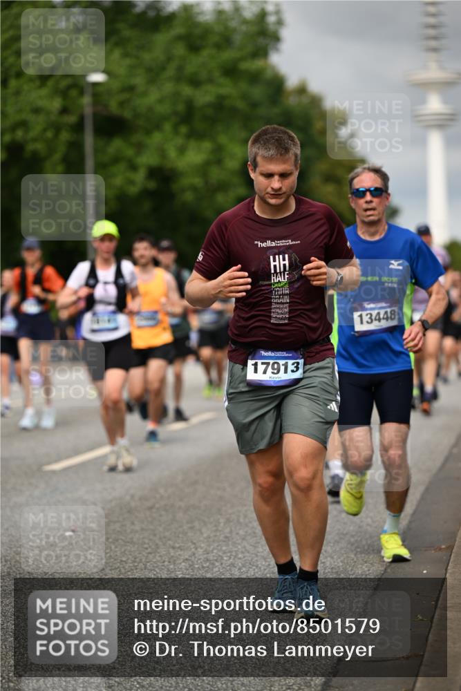 29.06.2025 - hella hamburg halbmarathon Dr. Thomas Lammeyer http://msf.ph/oto/8501579 29.06.2025 10:25:10 Kennedybrücke 1266, 1658, 2101, 2325, 2383, 2923, 2986, 3161, 3247, 3434, 3781, 3813, 4082, 4350, 5041, 5625, 5767, 5811, 5812, 6275, 6308, 6608, 6844, 7018, 7608, 8113, 8146, 8724, 8726, 8844, 8940, 9005, 9011, 9100, 9236, 9501, 9981, 10050, 10350, 10585, 10602, 11145 meine-sportfotos.de