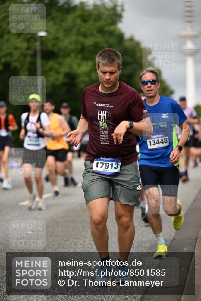 29.06.2025 - hella hamburg halbmarathon Dr. Thomas Lammeyer http://msf.ph/oto/8501585 29.06.2025 10:25:11 Kennedybrücke 1028, 1266, 1658, 2101, 2325, 2383, 2923, 2986, 3161, 3247, 3434, 3781, 3813, 4082, 4350, 5041, 5625, 5767, 5811, 5812, 6275, 6308, 6608, 6844, 7018, 7608, 8113, 8146, 8724, 8726, 8844, 8940, 9005, 9100, 9236, 9501, 9981, 10050, 10350, 10585, 10602, 11145 meine-sportfotos.de