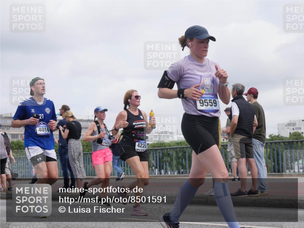 29.06.2025 - hella hamburg halbmarathon Luisa Fischer http://msf.ph/oto/8501591 29.06.2025 10:08:38 Kennedybrücke 99, 21, 4014, 14203, 4220, 9559, 4014, 4220, 4782, 4868, 5073, 7138, 8727, 9361, 9559, 9736, 9737, 9738 meine-sportfotos.de