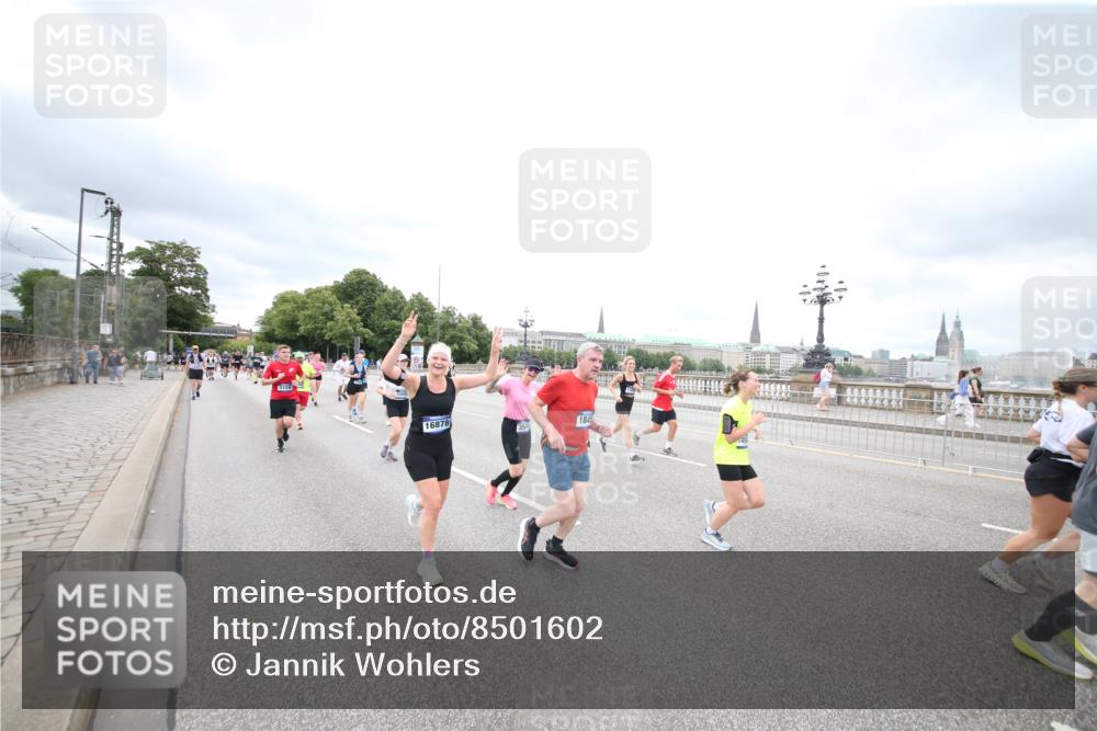 29.06.2025 - hella hamburg halbmarathon Jannik Wohlers http://msf.ph/oto/8501602 29.06.2025 10:58:03 Lombardsbrücke 1001, 1646, 1845, 2043, 2449, 3540, 3868, 4117, 5159, 5655, 5732, 5988, 6010, 7617, 7664, 7870, 7933, 8076, 8701, 9123, 9225, 9239, 9636, 9889, 10473, 10498, 11708, 12023, 12024, 12310, 12433, 12968, 13226, 13355, 13356, 13547, 13855, 14584, 14935, 15926, 16048, 16104, 16408, 16561, 16878, 16906, 16998, 17036, 17227, 17228, 17480, 18822, 19183 meine-sportfotos.de