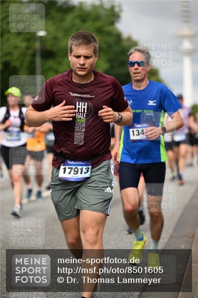 29.06.2025 - hella hamburg halbmarathon Dr. Thomas Lammeyer http://msf.ph/oto/8501605 29.06.2025 10:25:11 Kennedybrücke 1028, 1266, 1658, 2101, 2325, 2383, 2923, 2986, 3161, 3247, 3434, 3781, 3813, 4082, 4350, 5041, 5625, 5767, 5811, 5812, 6275, 6308, 6608, 6844, 7018, 7608, 8113, 8146, 8724, 8726, 8844, 8940, 9005, 9100, 9236, 9501, 9981, 10050, 10350, 10585, 10602, 11145 meine-sportfotos.de