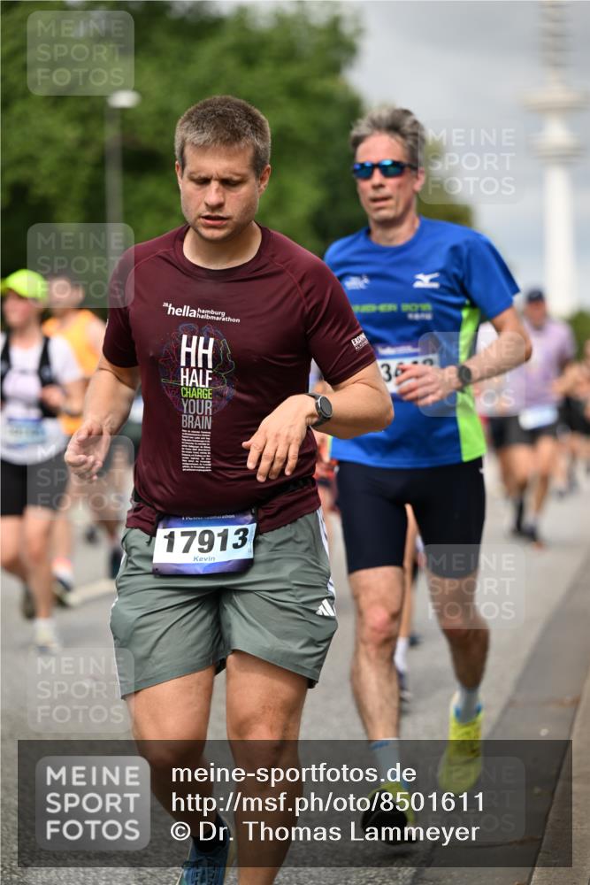 29.06.2025 - hella hamburg halbmarathon Dr. Thomas Lammeyer http://msf.ph/oto/8501611 29.06.2025 10:25:11 Kennedybrücke 1028, 1266, 1658, 2101, 2325, 2383, 2923, 2986, 3161, 3247, 3434, 3781, 3813, 4082, 4350, 5041, 5625, 5767, 5811, 5812, 6275, 6308, 6608, 6844, 7018, 7608, 8113, 8146, 8724, 8726, 8844, 8940, 9005, 9100, 9236, 9501, 9981, 10050, 10350, 10585, 10602, 11145 meine-sportfotos.de