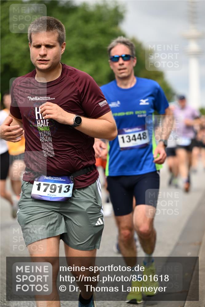 29.06.2025 - hella hamburg halbmarathon Dr. Thomas Lammeyer http://msf.ph/oto/8501618 29.06.2025 10:25:11 Kennedybrücke 1028, 1266, 1658, 2101, 2325, 2383, 2923, 2986, 3161, 3247, 3434, 3781, 3813, 4082, 4350, 5041, 5625, 5767, 5811, 5812, 6275, 6308, 6608, 6844, 7018, 7608, 8113, 8146, 8724, 8726, 8844, 8940, 9005, 9100, 9236, 9501, 9981, 10050, 10350, 10585, 10602, 11145 meine-sportfotos.de