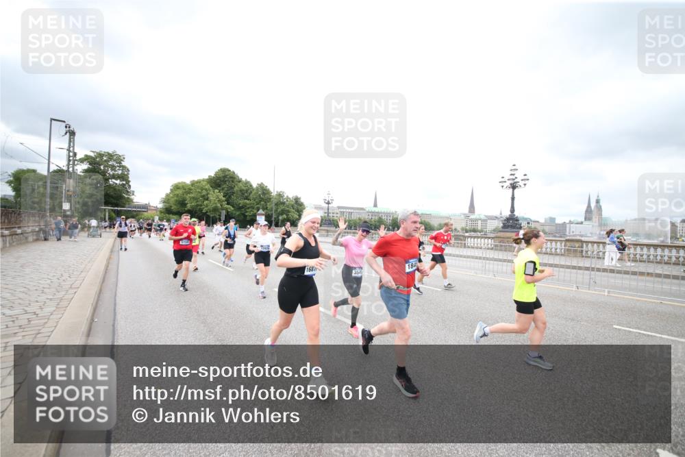 29.06.2025 - hella hamburg halbmarathon Jannik Wohlers http://msf.ph/oto/8501619 29.06.2025 10:58:03 Lombardsbrücke 1001, 1646, 1845, 2043, 2449, 3540, 3868, 4117, 5159, 5655, 5732, 5988, 6010, 7617, 7664, 7870, 7933, 8076, 8701, 9123, 9225, 9239, 9636, 9889, 10473, 10498, 11708, 12023, 12024, 12310, 12433, 12968, 13226, 13355, 13356, 13547, 13855, 14584, 14935, 15926, 16048, 16104, 16408, 16561, 16878, 16906, 16998, 17036, 17227, 17228, 17480, 18822, 19183 meine-sportfotos.de