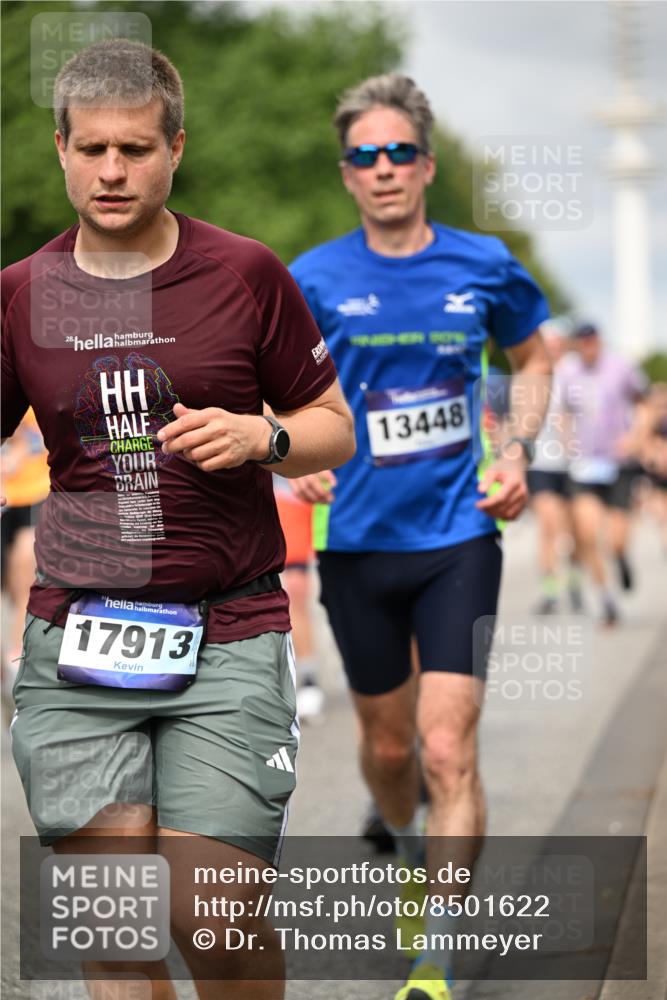 29.06.2025 - hella hamburg halbmarathon Dr. Thomas Lammeyer http://msf.ph/oto/8501622 29.06.2025 10:25:12 Kennedybrücke 1028, 1266, 1658, 2101, 2325, 2383, 2923, 2986, 3161, 3247, 3434, 3781, 3813, 4082, 4350, 5041, 5625, 5767, 5811, 5812, 6275, 6308, 6608, 6844, 7018, 7608, 8113, 8146, 8724, 8726, 8844, 9100, 9236, 9501, 9981, 10050, 10350, 10585, 10602, 11145 meine-sportfotos.de