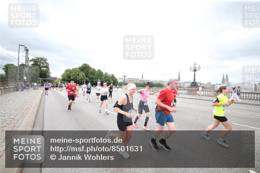 29.06.2025 - hella hamburg halbmarathon Jannik Wohlers http://msf.ph/oto/8501631 29.06.2025 10:58:03 Lombardsbrücke 1001, 1646, 1845, 2043, 2449, 3540, 3868, 4117, 5159, 5655, 5732, 5988, 6010, 7617, 7664, 7870, 7933, 8076, 8701, 9123, 9225, 9239, 9636, 9889, 10473, 10498, 11708, 12023, 12024, 12310, 12433, 12968, 13226, 13355, 13356, 13547, 13855, 14584, 14935, 15926, 16048, 16104, 16408, 16561, 16878, 16906, 16998, 17036, 17227, 17228, 17480, 18822, 19183 meine-sportfotos.de