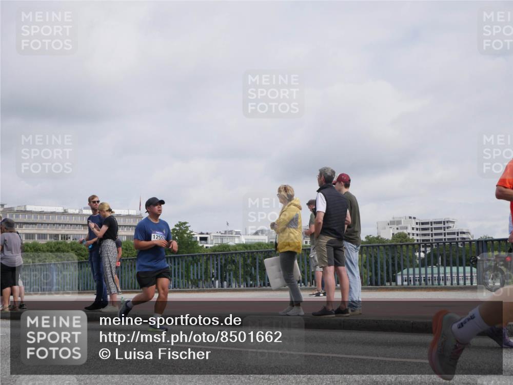 29.06.2025 - hella hamburg halbmarathon Luisa Fischer http://msf.ph/oto/8501662 29.06.2025 10:08:48 Kennedybrücke 12557, 2288, 3461, 4868, 7138, 7302, 9339, 9736, 9737, 9738, 10343 meine-sportfotos.de