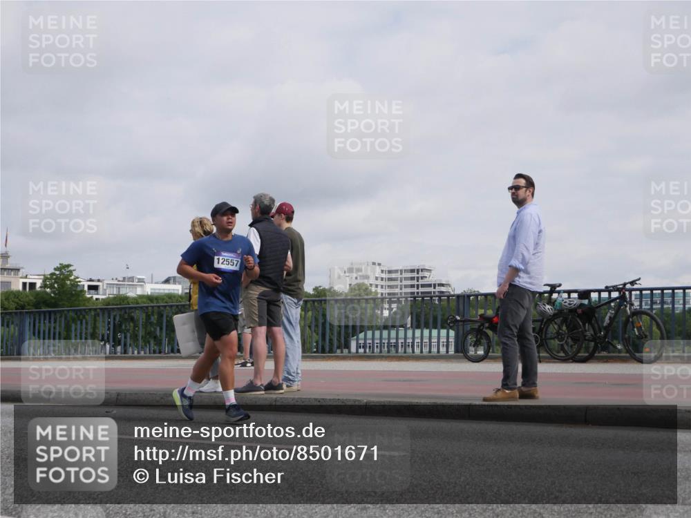 29.06.2025 - hella hamburg halbmarathon Luisa Fischer http://msf.ph/oto/8501671 29.06.2025 10:08:48 Kennedybrücke 12557, 2288, 3461, 4868, 7138, 7302, 9339, 9736, 9737, 9738, 10343 meine-sportfotos.de