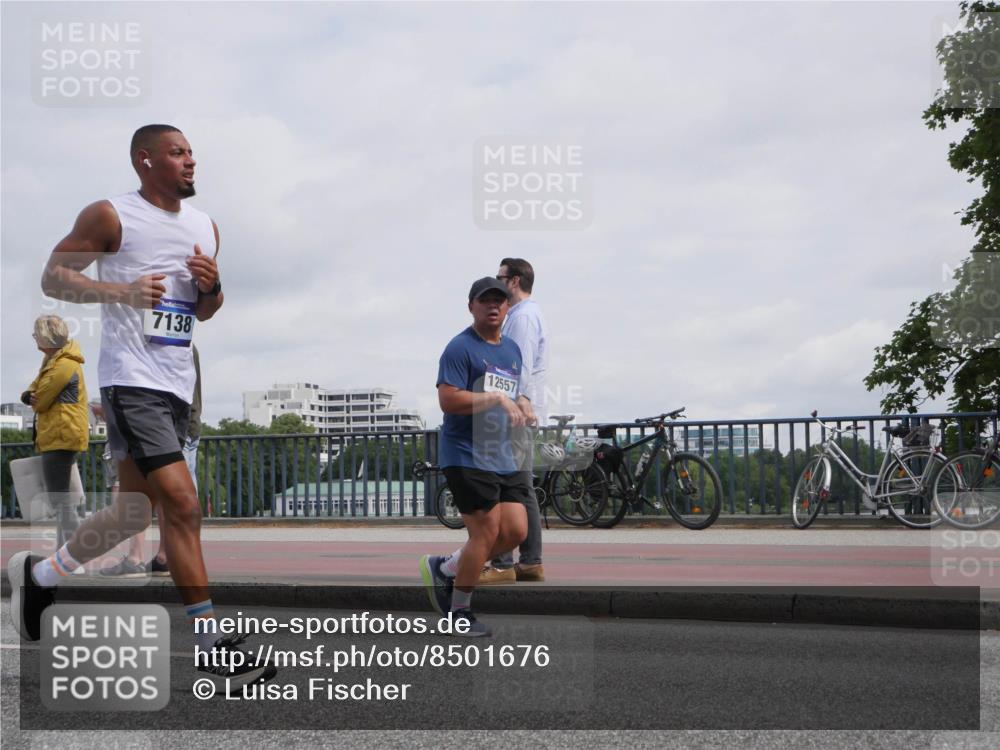 29.06.2025 - hella hamburg halbmarathon Luisa Fischer http://msf.ph/oto/8501676 29.06.2025 10:08:49 Kennedybrücke 7138, 12557, 2288, 3461, 7138, 7302, 9339, 9737, 9738, 10343, 10791 meine-sportfotos.de