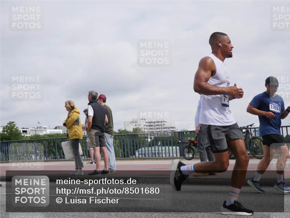 29.06.2025 - hella hamburg halbmarathon Luisa Fischer http://msf.ph/oto/8501680 29.06.2025 10:08:50 Kennedybrücke 713, 12557, 2288, 3461, 5762, 7138, 7302, 9339, 9738, 10343, 10791 meine-sportfotos.de
