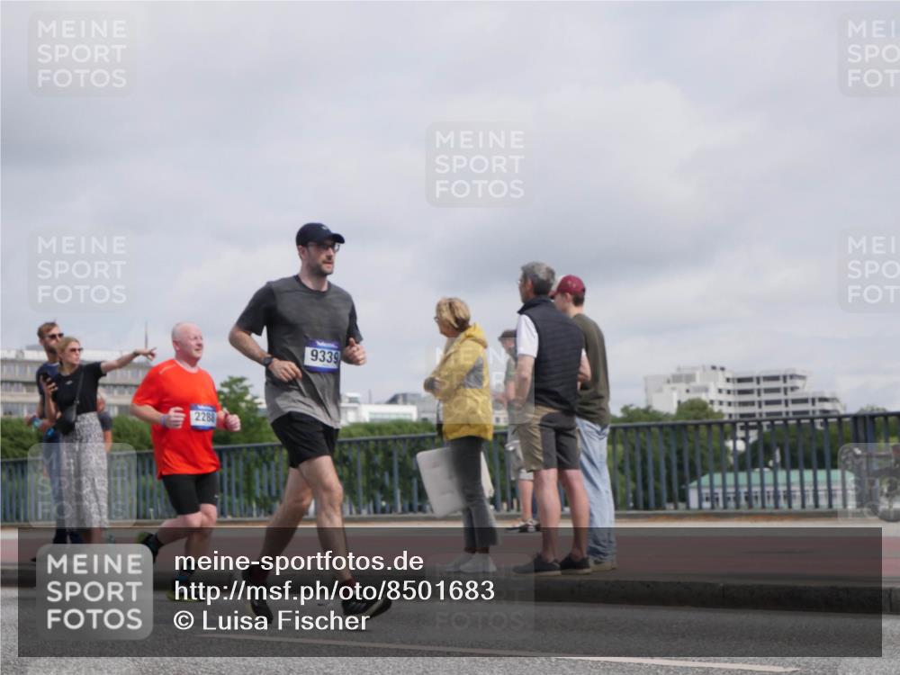 29.06.2025 - hella hamburg halbmarathon Luisa Fischer http://msf.ph/oto/8501683 29.06.2025 10:08:50 Kennedybrücke 2288, 9339, 2288, 3461, 5762, 7138, 7302, 9339, 9738, 10343, 10791 meine-sportfotos.de
