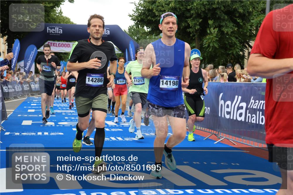 29.06.2025 - hella hamburg halbmarathon Strokosch-Dieckow http://msf.ph/oto/8501695 29.06.2025 10:52:49 Ziel 1257, 1258, 1657, 2099, 2287, 2444, 2814, 2910, 3999, 4557, 4558, 4770, 5077, 5169, 5194, 5907, 8139, 8172, 8720, 8955, 9065, 9163, 10724, 10811, 11217, 11992, 12482, 14198, 14286, 14805, 16467, 17198, 18331, 19244 meine-sportfotos.de