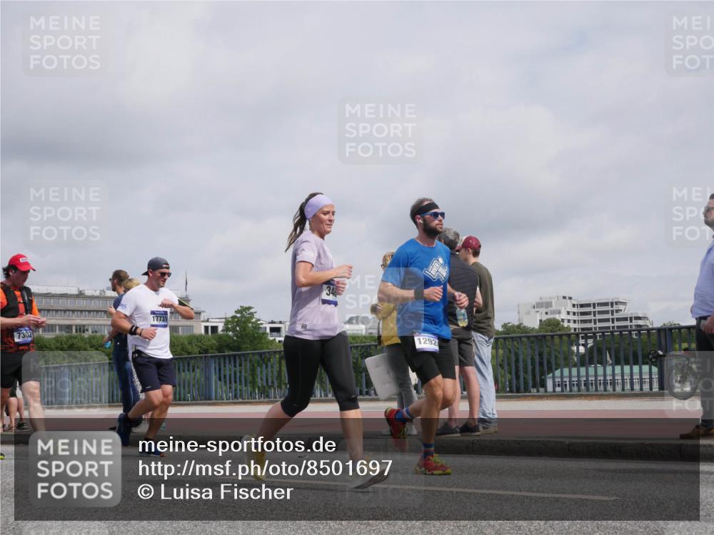 29.06.2025 - hella hamburg halbmarathon Luisa Fischer http://msf.ph/oto/8501697 29.06.2025 10:08:52 Kennedybrücke 7302, 17731, 1292, 2288, 3461, 5762, 7302, 9339, 10343, 10791 meine-sportfotos.de