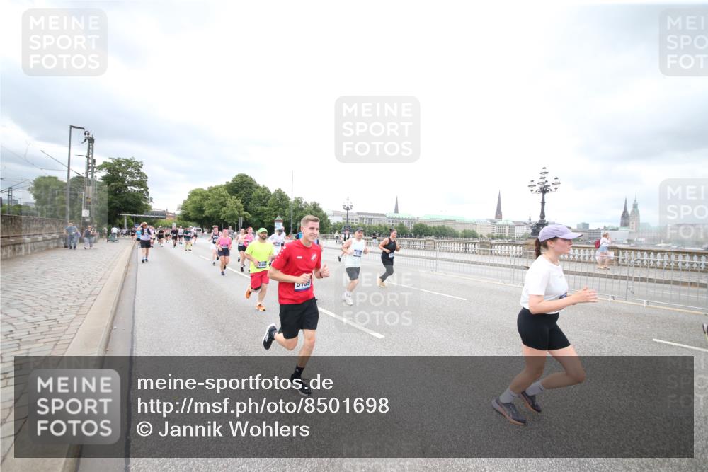 29.06.2025 - hella hamburg halbmarathon Jannik Wohlers http://msf.ph/oto/8501698 29.06.2025 10:58:05 Lombardsbrücke 1326, 1646, 1845, 2449, 3540, 3868, 5159, 5655, 5732, 5988, 6010, 6927, 7617, 7664, 7870, 7933, 8592, 8701, 9123, 9225, 9239, 9636, 9889, 9960, 10473, 10498, 11708, 12023, 12024, 12310, 12433, 12968, 13355, 13356, 13547, 13784, 13855, 14584, 14935, 15926, 16048, 16104, 16408, 16561, 16878, 16906, 16998, 17036, 17227, 17228, 17480, 18822, 19183 meine-sportfotos.de