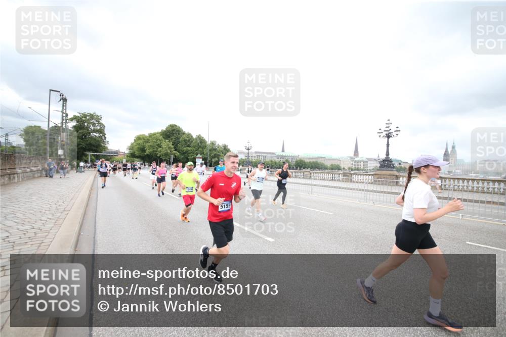 29.06.2025 - hella hamburg halbmarathon Jannik Wohlers http://msf.ph/oto/8501703 29.06.2025 10:58:05 Lombardsbrücke 1326, 1646, 1845, 2449, 3540, 3868, 5159, 5655, 5732, 5988, 6010, 6927, 7617, 7664, 7870, 7933, 8592, 8701, 9123, 9225, 9239, 9636, 9889, 9960, 10473, 10498, 11708, 12023, 12024, 12310, 12433, 12968, 13355, 13356, 13547, 13784, 13855, 14584, 14935, 15926, 16048, 16104, 16408, 16561, 16878, 16906, 16998, 17036, 17227, 17228, 17480, 18822, 19183 meine-sportfotos.de