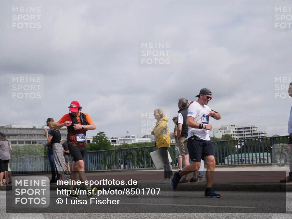 29.06.2025 - hella hamburg halbmarathon Luisa Fischer http://msf.ph/oto/8501707 29.06.2025 10:08:54 Kennedybrücke 7302, 17731, 2288, 3461, 5762, 7302, 8894, 9339, 9477, 10343, 10791 meine-sportfotos.de