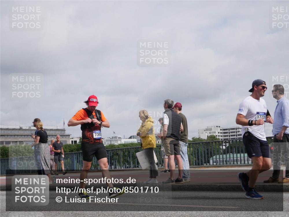 29.06.2025 - hella hamburg halbmarathon Luisa Fischer http://msf.ph/oto/8501710 29.06.2025 10:08:54 Kennedybrücke 7302, 17731, 2288, 3461, 5762, 7302, 8894, 9339, 9477, 10343, 10791 meine-sportfotos.de