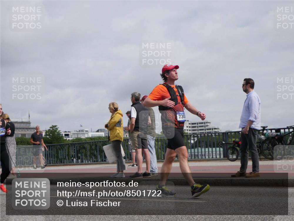 29.06.2025 - hella hamburg halbmarathon Luisa Fischer http://msf.ph/oto/8501722 29.06.2025 10:08:56 Kennedybrücke 7302, 1229, 1842, 5762, 7302, 8049, 8894, 9477, 10343, 10791 meine-sportfotos.de