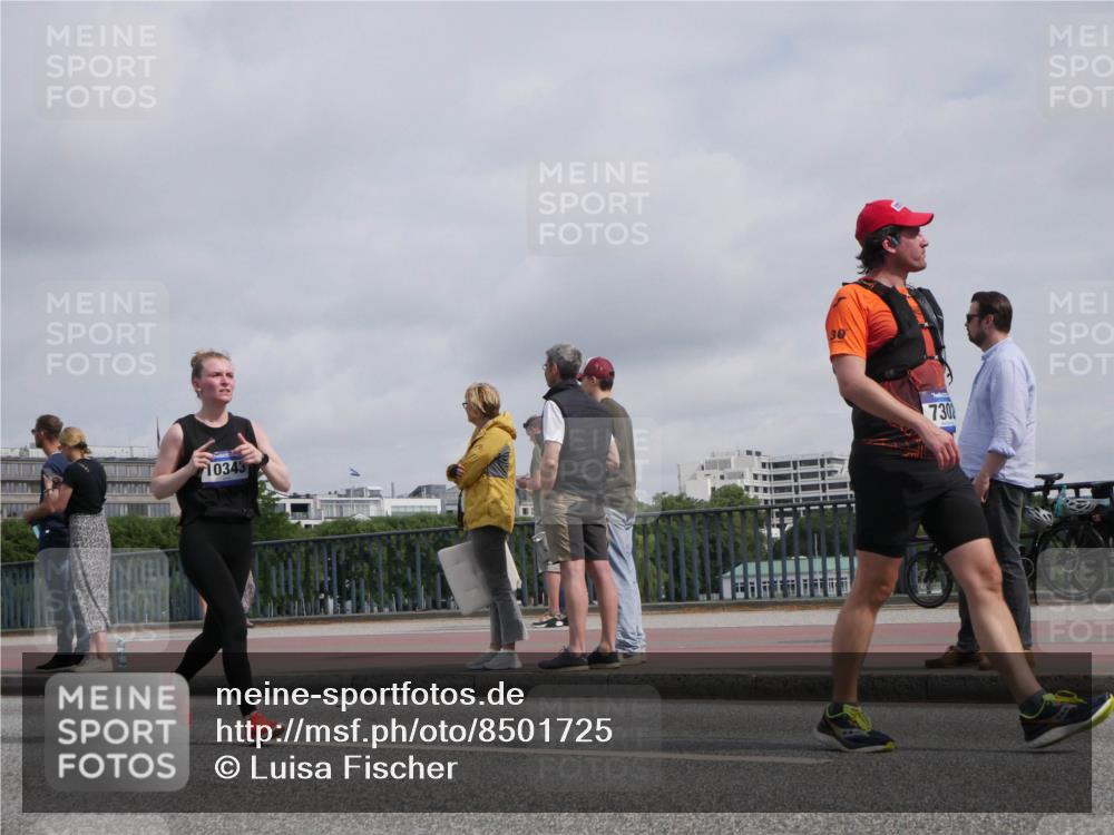 29.06.2025 - hella hamburg halbmarathon Luisa Fischer http://msf.ph/oto/8501725 29.06.2025 10:08:56 Kennedybrücke 10343, 7302, 1229, 1842, 5762, 7302, 8049, 8894, 9477, 10343, 10791 meine-sportfotos.de