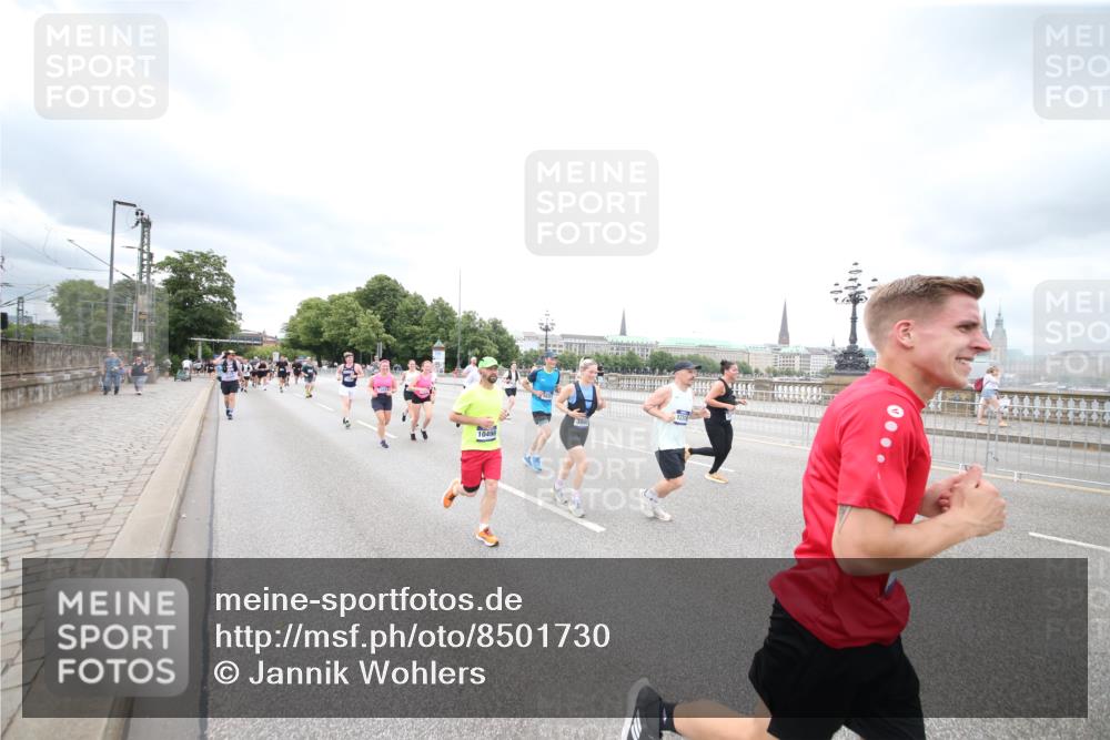 29.06.2025 - hella hamburg halbmarathon Jannik Wohlers http://msf.ph/oto/8501730 29.06.2025 10:58:05 Lombardsbrücke 1326, 1646, 1845, 2449, 3540, 3868, 5159, 5655, 5732, 5988, 6010, 6927, 7617, 7664, 7870, 7933, 8592, 8701, 9123, 9225, 9239, 9636, 9889, 9960, 10473, 10498, 11708, 12023, 12024, 12310, 12433, 12968, 13355, 13356, 13547, 13784, 13855, 14584, 14935, 15926, 16048, 16104, 16408, 16561, 16878, 16906, 16998, 17036, 17227, 17228, 17480, 18822, 19183 meine-sportfotos.de