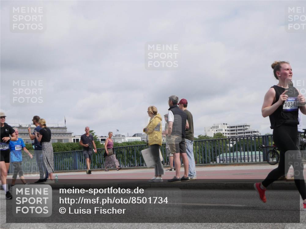 29.06.2025 - hella hamburg halbmarathon Luisa Fischer http://msf.ph/oto/8501734 29.06.2025 10:08:57 Kennedybrücke 10791, 8049, 10343, 1229, 1842, 5762, 7302, 8049, 8894, 9477, 9917, 10343, 10791 meine-sportfotos.de