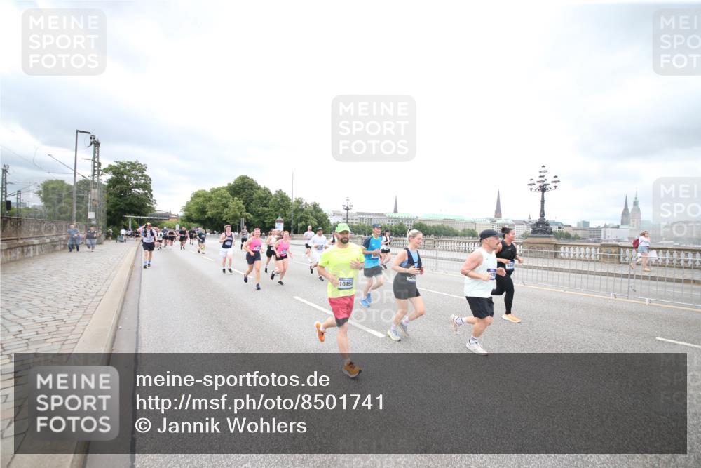 29.06.2025 - hella hamburg halbmarathon Jannik Wohlers http://msf.ph/oto/8501741 29.06.2025 10:58:06 Lombardsbrücke 1326, 1646, 1845, 2449, 3540, 3868, 5159, 5655, 5732, 5988, 6010, 6927, 7617, 7870, 7933, 8592, 8701, 9123, 9225, 9239, 9563, 9636, 9889, 9960, 10473, 10498, 11708, 12023, 12024, 12310, 12433, 12968, 13355, 13356, 13547, 13784, 13855, 14584, 14935, 15926, 16104, 16408, 16561, 16878, 16906, 16998, 17036, 17164, 17165, 17227, 17228, 17480, 18822, 19183 meine-sportfotos.de